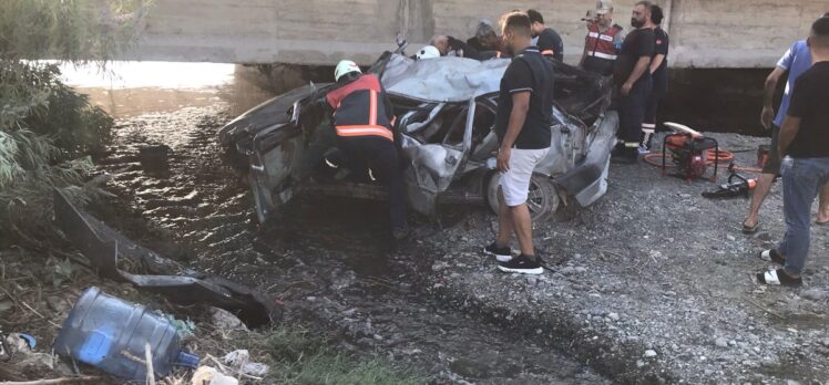 Hatay'da dereye devrilen otomobildeki 1 kişi öldü, 1 kişi de yaralandı