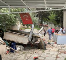 Hatay'da freni arızalanan kamyonet kooperatifin bahçesine devrildi