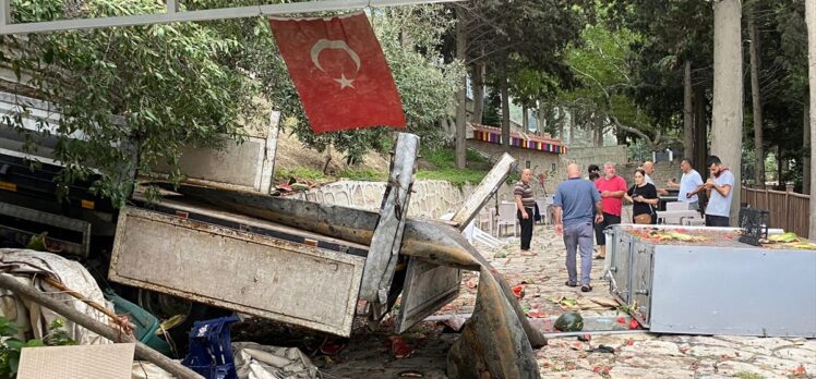 Hatay'da freni arızalanan kamyonet kooperatifin bahçesine devrildi