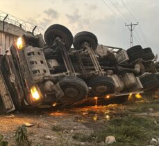 Hatay'da freni patlayan beton pompası devrildi