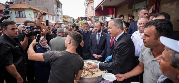 İçişleri Bakanı Yerlikaya, Kütahya'da esnafı ziyaret etti