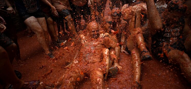 İspanya'nın La Tomatina festivalinde 120 ton domates kullanıldı