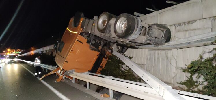 İstanbul-İzmir Otoyolu Bursa geçişinde refüje devrilen tırın sürücüsü yaralandı