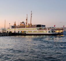 İstanbul'da dümeni kilitlenen vapurun yolcuları başka gemiye nakledildi