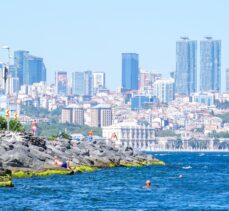 İstanbul'da sıcak havadan bunalanlar denize girerek serinledi