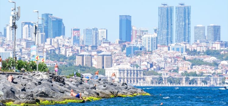 İstanbul'da sıcak havadan bunalanlar denize girerek serinledi