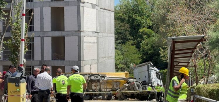 İstanbul'da yan yatan hafriyat kamyonunun altında kalan işçi öldü