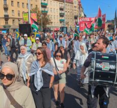 İsveç'in başkenti Stockholm'de yüzlerce kişi Filistin'e destek için İsrail Büyükelçiliğine yürüdü