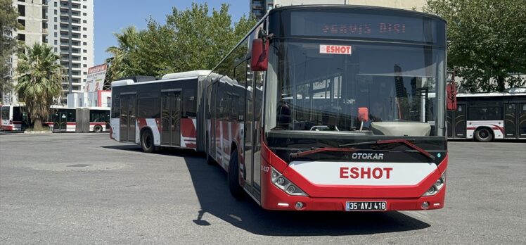 İzmir'de belediye otobüsünde çıkan yangını kadın şoför söndürdü