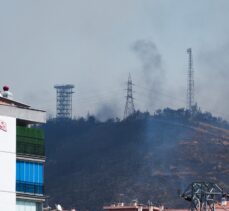 Kuvvetli rüzgar İzmir Karşıyaka'daki orman yangınında havadan müdahaleyi zorlaştırıyor