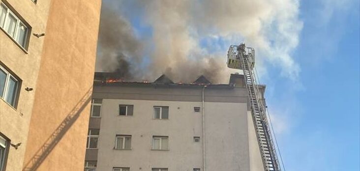 Kağıthane'de 13 katlı binanın çatısında çıkan yangın söndürüldü