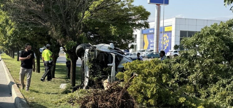 Kahramanmaraş'ta ağaca çarpan otomobildeki 1 kişi öldü, 2 kişi yaralandı