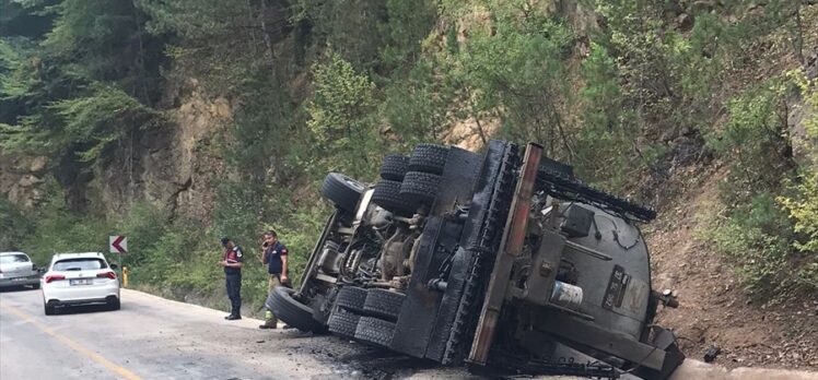 Karabük'te su kanalına devrilen zift yüklü kamyondaki 3 kişi yaralandı