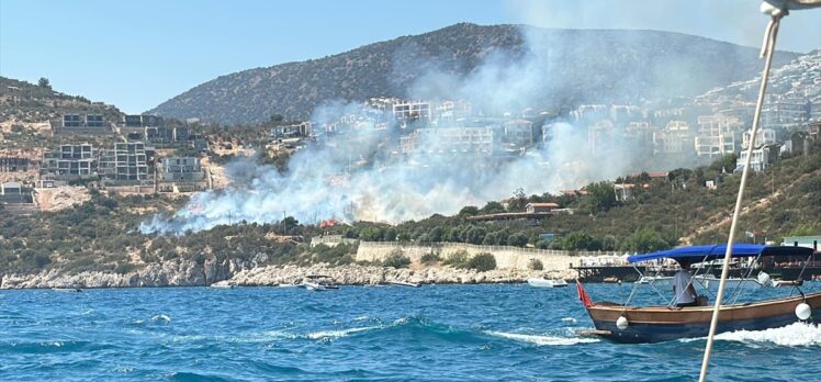 Kaş'ta makilik alanda çıkan yangın kontrol altına alındı