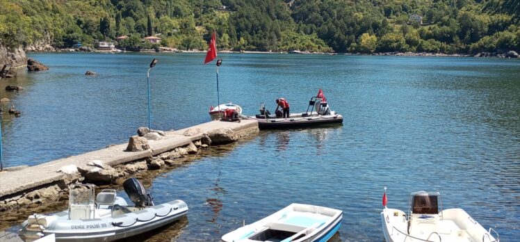 GÜNCELLEME – Kastamonu'da batan teknedeki 3 kişiden 1'inin cansız bedeni bulundu