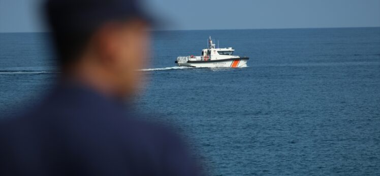 GÜNCELLEME – Kastamonu'da batan teknedeki 3 kişiyi arama çalışmaları sürüyor