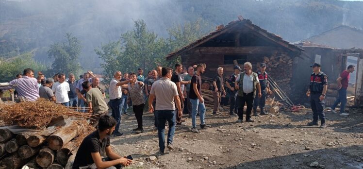 Kastamonu'da çıkan yangında 3 ev zarar gördü