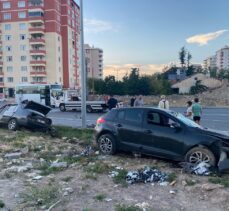 Kayseri'de 3 kişinin yaralandığı kazada otomobil ikiye ayrıldı