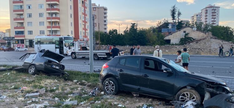 Kayseri'de 3 kişinin yaralandığı kazada otomobil ikiye ayrıldı