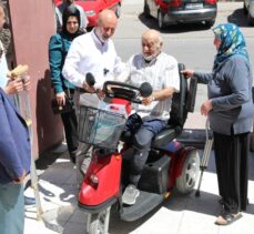 Kayseri'de bedensel engelli çiftin akülü araç isteğini belediye başkanı yerine getirdi