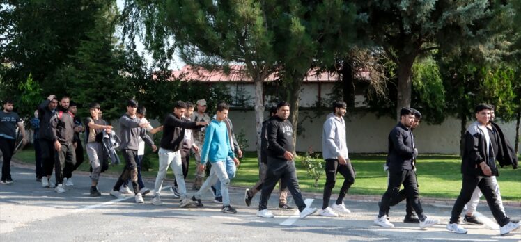 Kırklareli'nde tırın dorsesinde 44 düzensiz göçmen yakalandı