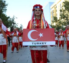 Kosova'da Uluslararası Dans Festivali kapsamında kortej yürüyüşü yapıldı