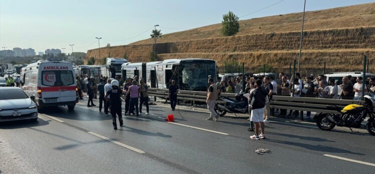 Küçükçekmece'de metrobüs kaza yaptı