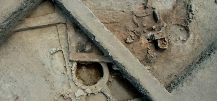 Kütahya Tavşanlı Höyük'te 3 bin 750 yıllık fayans silindir mühür bulundu