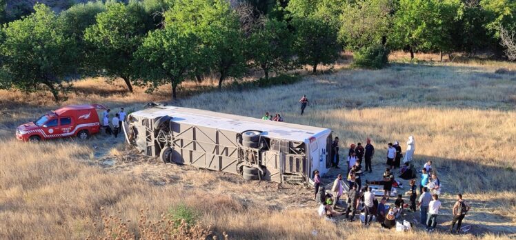 Malatya'da yolcu otobüsünün devrilmesi sonucu 11 kişi yaralandı