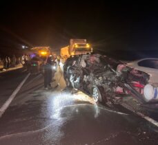 Mardin'de traktöre çarpan otomobildeki 2 kişi öldü, 3 kişi yaralandı