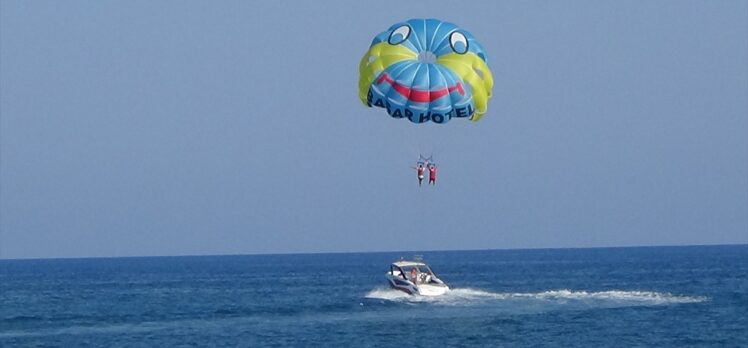 Mersin Kızkalesi'nde gurbetçiler turizmi hareketlendirdi