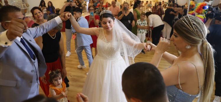 Mersin'de özel gereksinimli genç kıza temsili düğünle doğum günü kutlaması