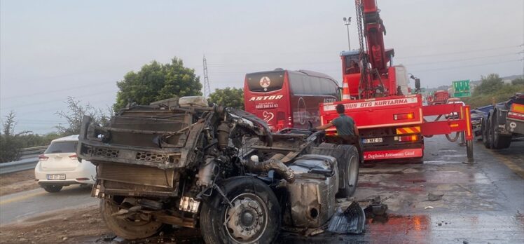 Mersin'de silobasa çarpan tırın sürücüsü öldü