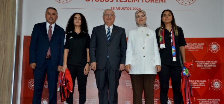 Milli Savunma Bakanı Güler, Hakkari'de kadın futbol takımına otobüs teslim töreninde konuştu: