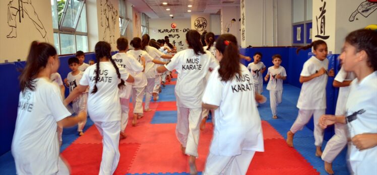 Muş'ta antrenör çift, geleceğin karate şampiyonlarını yetiştiriyor