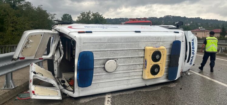 Ordu'da ambulansın devrildiği kazada 4 kişi yaralandı