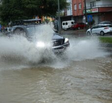 Ordu'nun Altınordu ilçesinde şiddetli yağış su baskınlarına neden oldu