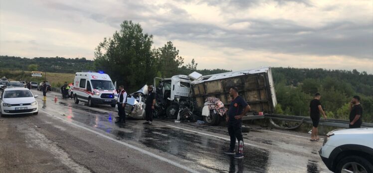 Osmaniye'de kamyon ile otomobilin çarpıştığı kazada 2 kişi öldü, 4 kişi yaralandı