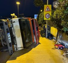 Pendik'te sebze yüklü kamyonetin devrildiği kazada 2 kişi yaralandı