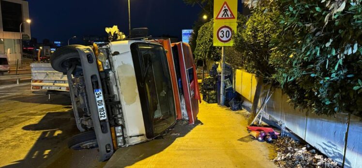 Pendik'te sebze yüklü kamyonetin devrildiği kazada 2 kişi yaralandı