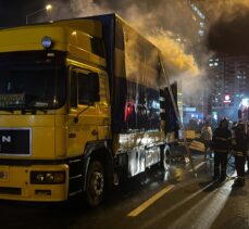 Rize'de karton yüklü tırın dorsesi yandı