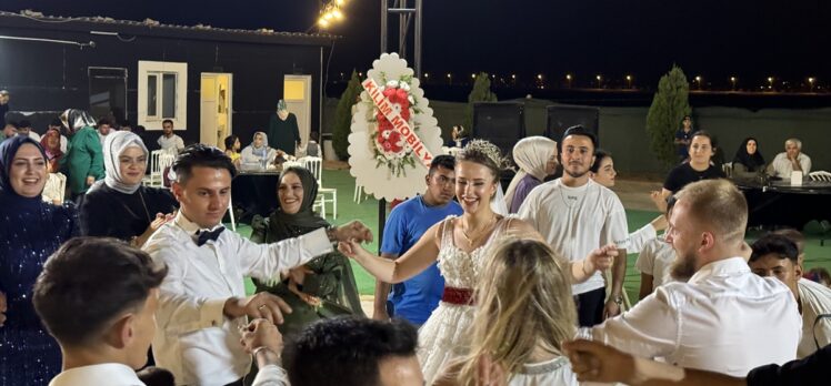 Rusya'dan Kahramanmaraş'a gelin gelen Arina için yöresel düğün yapıldı