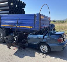 Sakarya'da park halindeki tıra çarpan otomobilin sürücüsü öldü