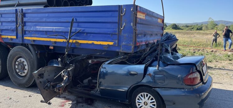 Sakarya'da park halindeki tıra çarpan otomobilin sürücüsü öldü