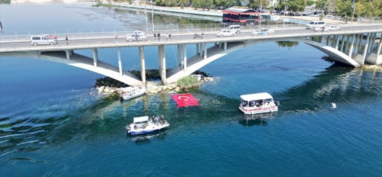 Şanlıurfa'da dalgıçlardan Türk bayraklı 30 Ağustos kutlaması