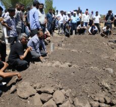 Şanlıurfa'daki kazada hayatını kaybeden 5 çocuk yan yana defnedildi