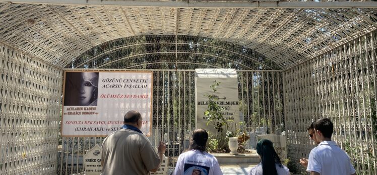 Şarkıcı Bergen, ölüm yıl dönümünde Mersin'deki mezarı başında anıldı