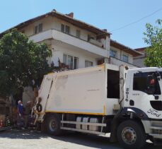 Sinop'ta çevreye kötü kokuların yayıldığı evden 7 kamyon çöp çıktı