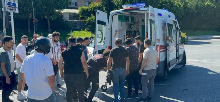 Şişli'de hafif ticari araçla çarpışan motosikletin sürücüsü yaralandı