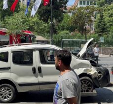 Şişli'de otomobil, motosiklet ve hafif ticari aracın karıştığı kaza ulaşımı aksattı